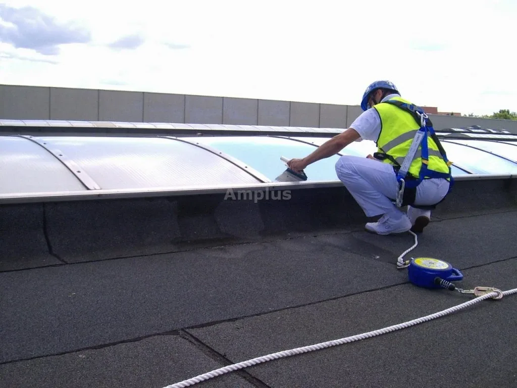 Wykończenie krawędzi folii na świetliku