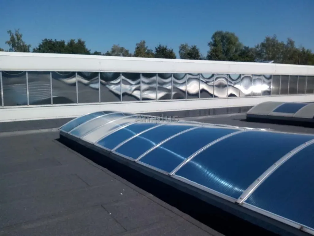 Folia Polycarbon Silver na świetlikach łukowych hali – zdjęcie 4