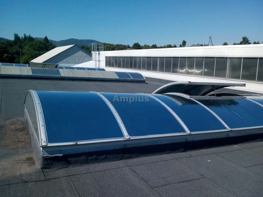Folia Polycarbon Silver na świetlikach łukowych hali – zdjęcie 5