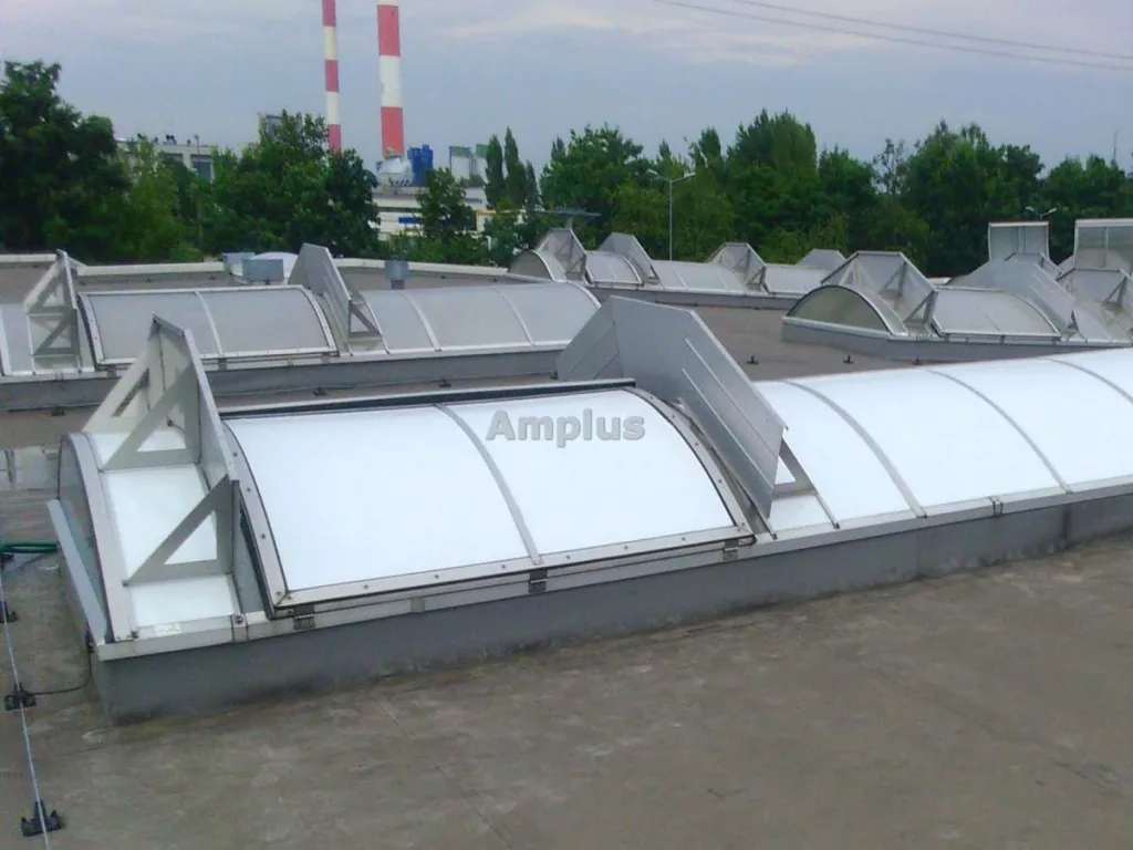 Folia Polycarbon White na świetliku z klapą oddymiającą – zdjęcie 2