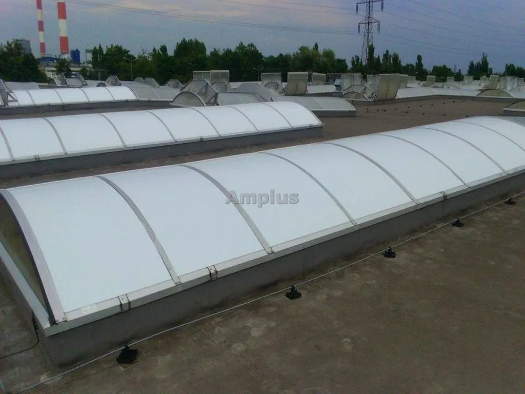 Folia Polycarbon White na świetliku z klapą oddymiającą – zdjęcie 3