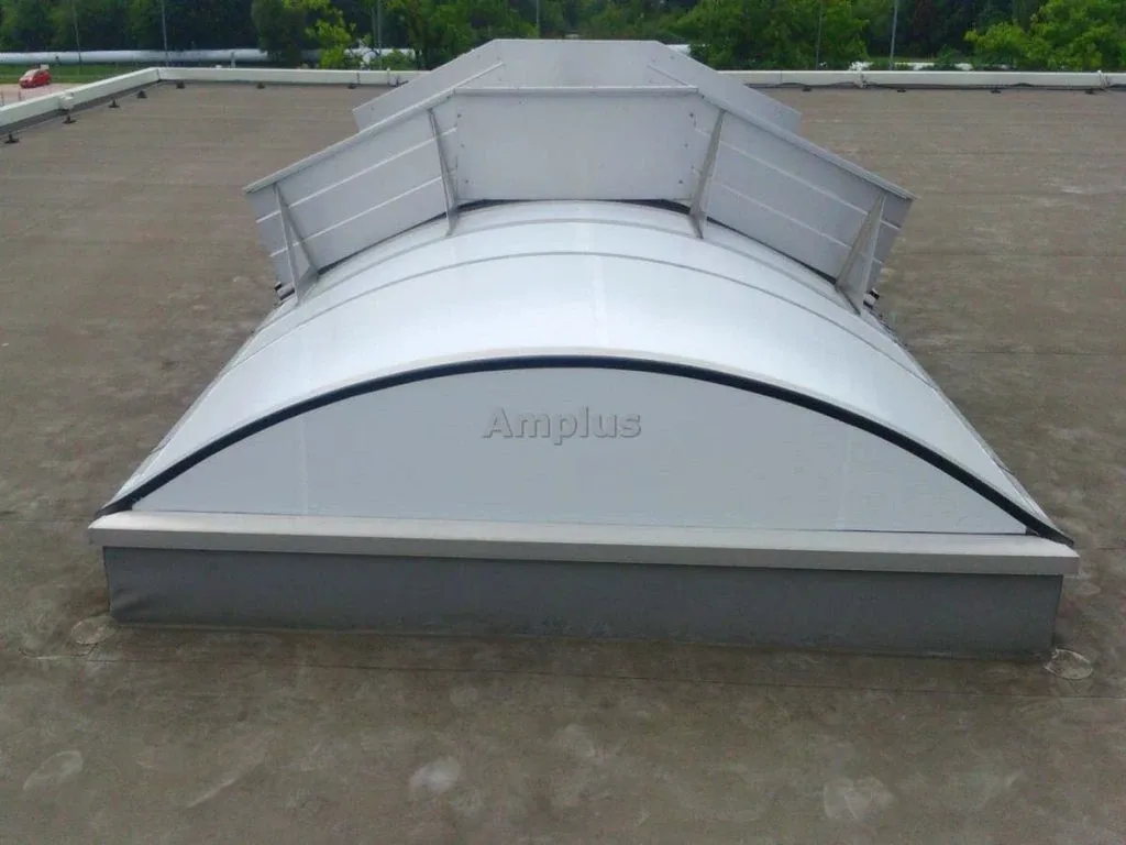Folia Polycarbon White na świetliku z klapą oddymiającą – zdjęcie 6
