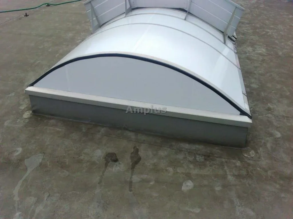 Folia Polycarbon White na świetliku z klapą oddymiającą – zdjęcie 8